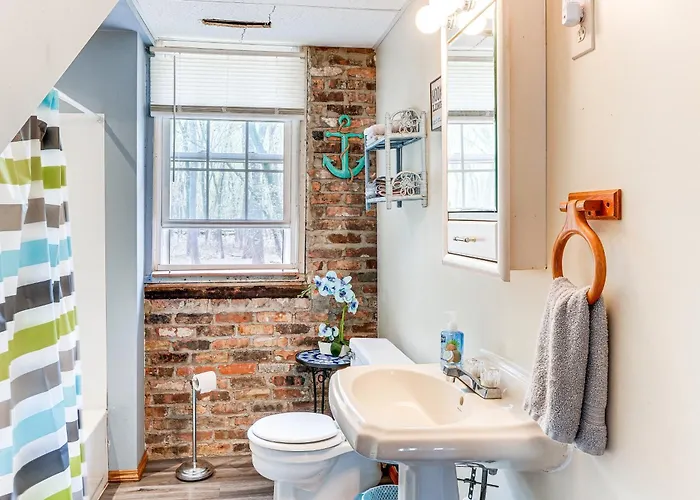 Cozy W/ Yard: Steps To Mississippi River