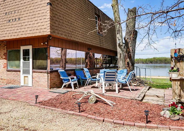 Cozy W/ Yard: Steps To Mississippi River Albany