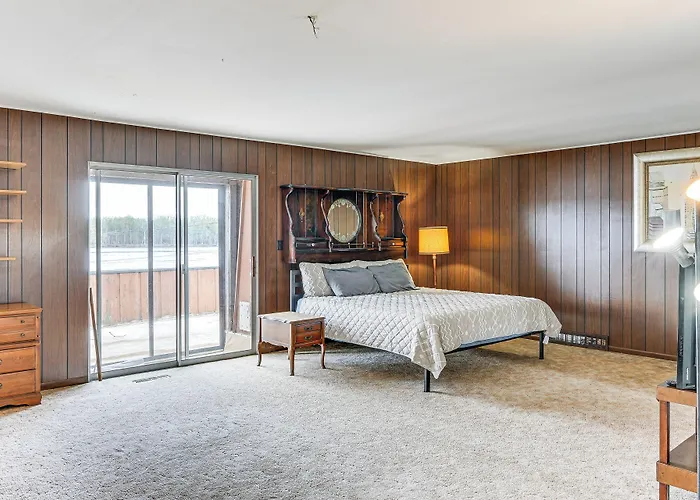 Cozy W/ Yard: Steps To Mississippi River Albany
