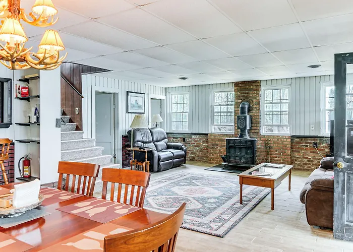 Cozy W/ Yard: Steps To Mississippi River Albany